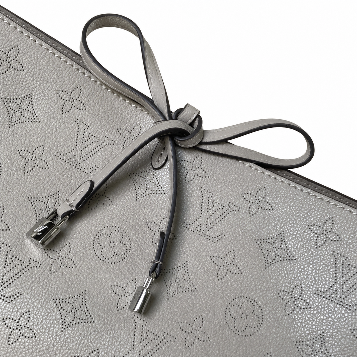 Louis Vuitton Classic Drawstring Bucket Shoulder Bag 13x17x9cm