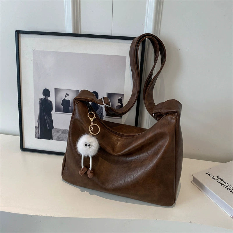 Vintage Soft Leather Shoulder Bag for Women – Large Hobo Tote with Plush Charm 27×15×9cm