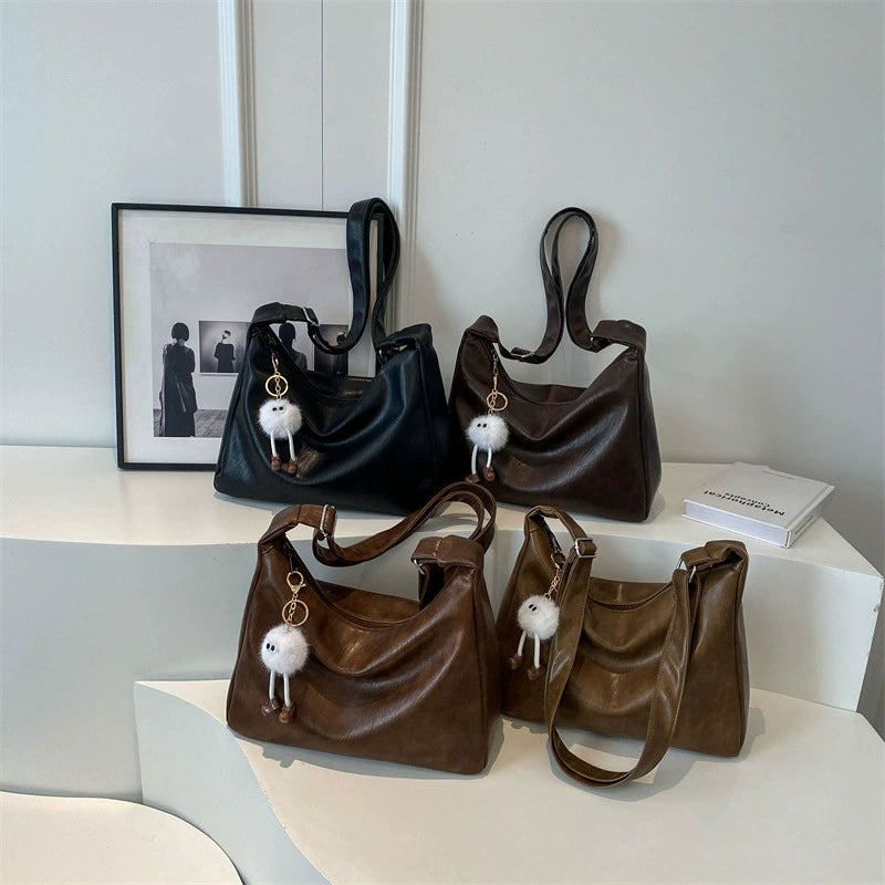 Vintage Soft Leather Shoulder Bag for Women – Large Hobo Tote with Plush Charm 27×15×9cm
