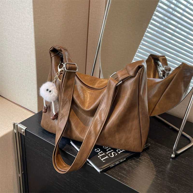 Vintage Soft Leather Shoulder Bag for Women – Large Hobo Tote with Plush Charm 27×15×9cm